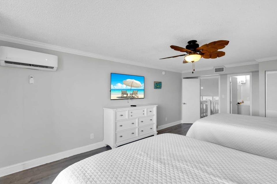 Upstairs BedroomB, 2Queens with En-suite & Balcony access