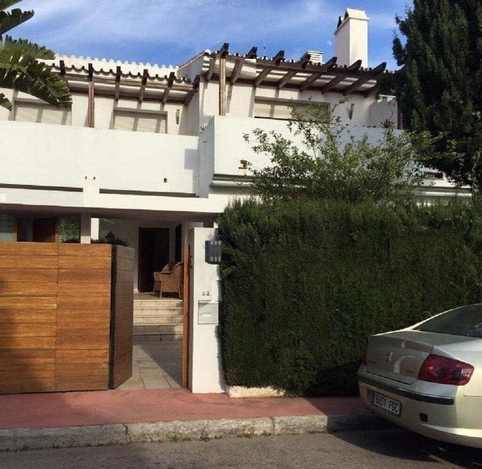 Front on House with Lockable Gate