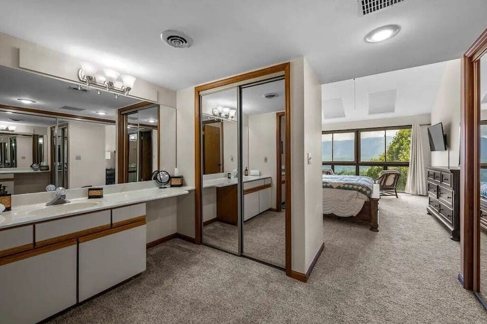 One of Reed's Retreat's full bathrooms