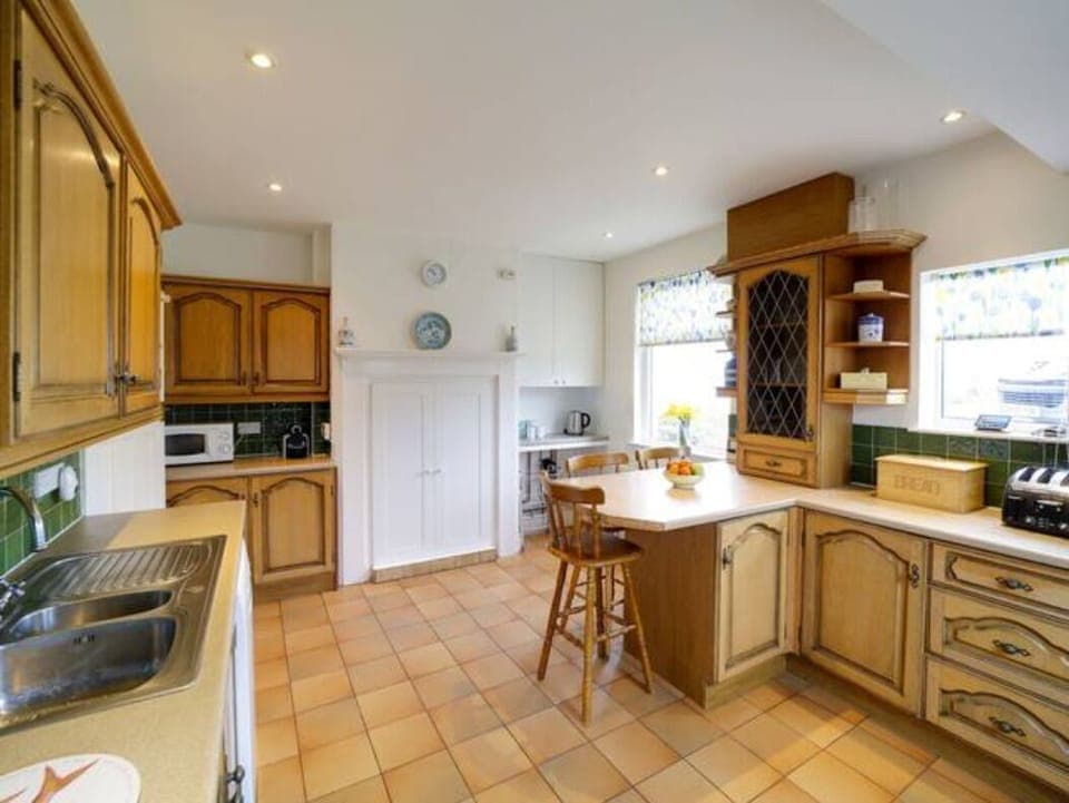 Well equipped kitchen with breakfast bar