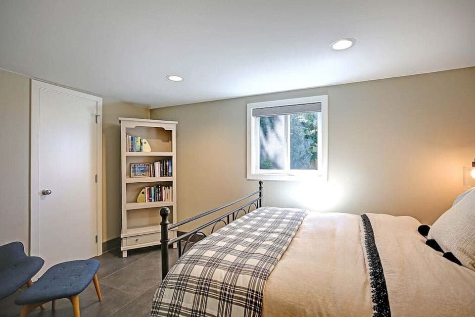 Lower Level | Queen Bed