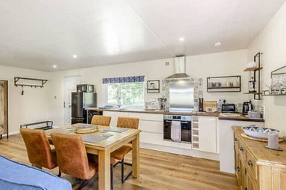 Fully fitted kitchen includes a dishwasher.