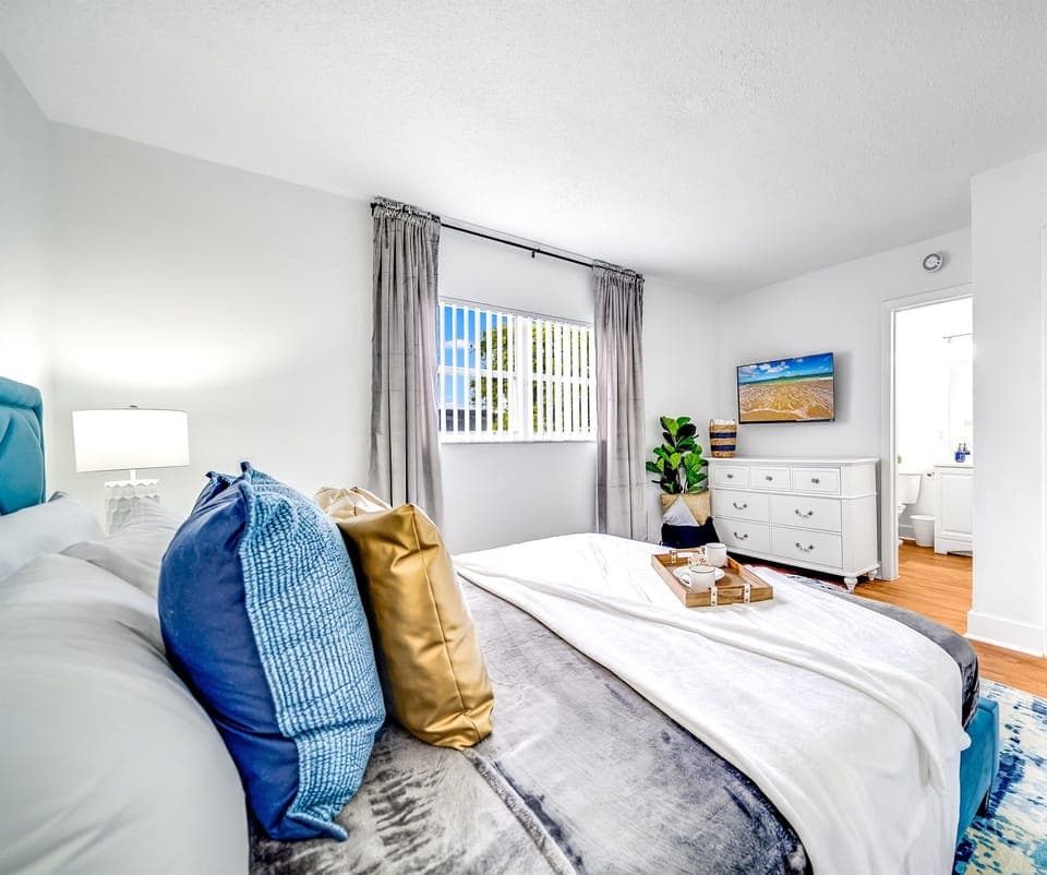 Alex: ''The pictures match the actual unit. I had no issues during my stay, but I’m 100% sure that Mike would’ve handled anything that was wrong. Hoping to stay again in the near future. Thanks again, Mike! ''