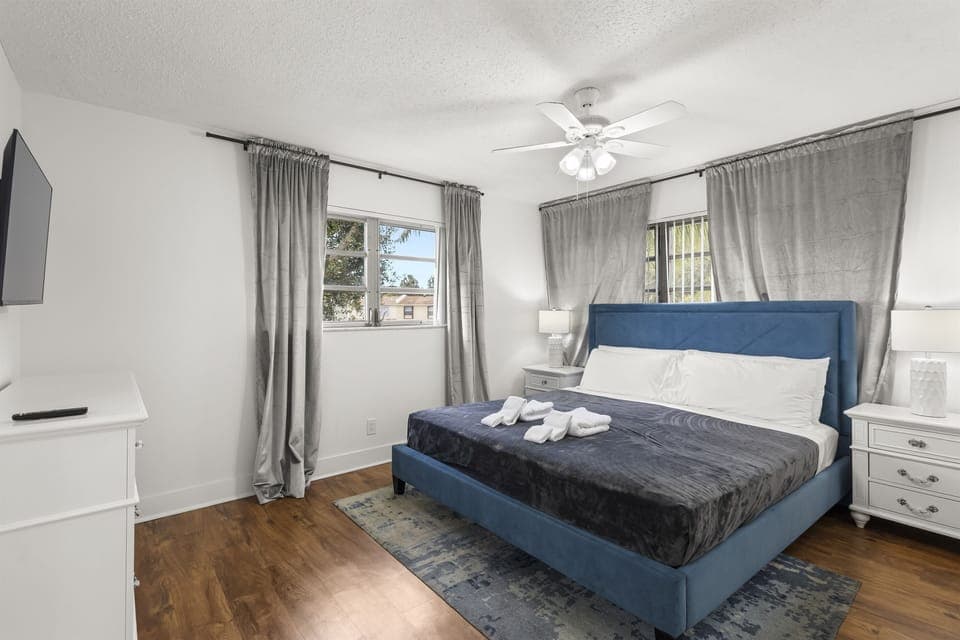 Plush pillow, comfortable high-quality mattress