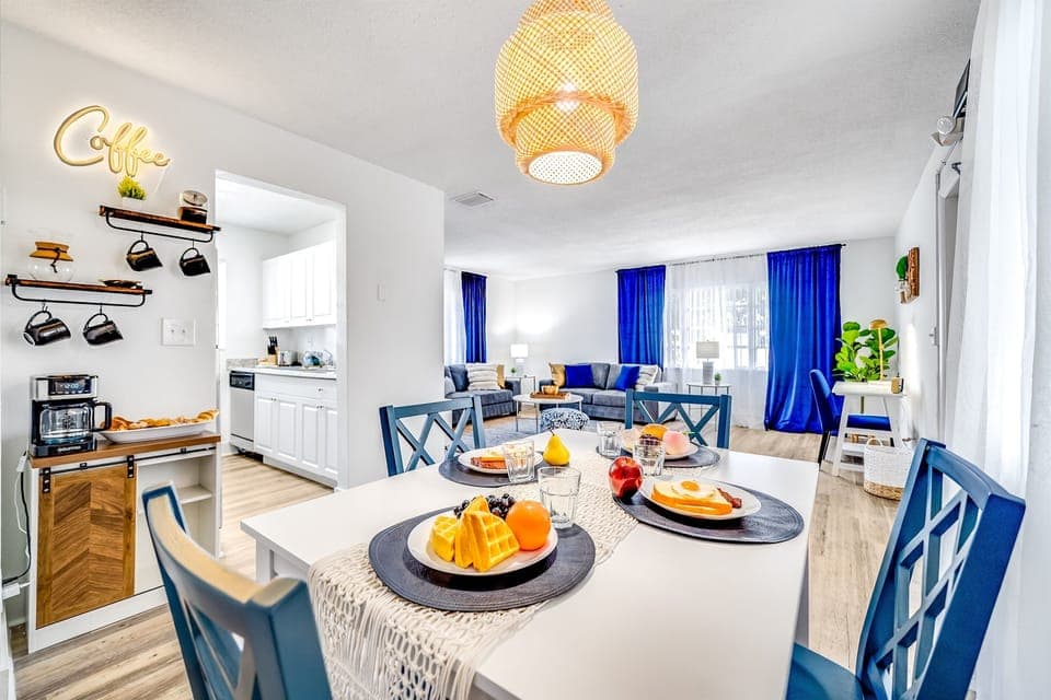 Perfect weekend getaway. Lots of parking, well stocked kitchen, good beds, the works! - Michael