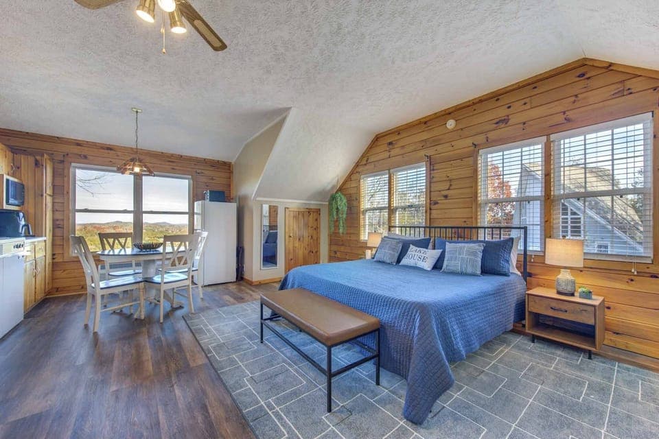 Sevierville Vacation Rental | Studio | 1BA | 672 Sq Ft | Stairs Required
