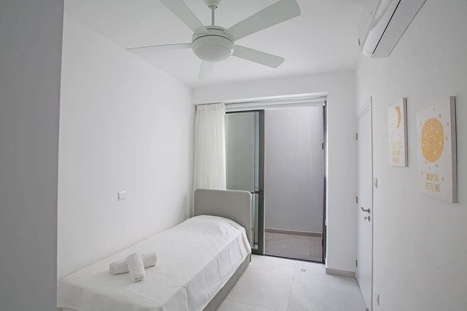 Bedroom 5, Lower Ground Floor with en suite bathroom and single beds