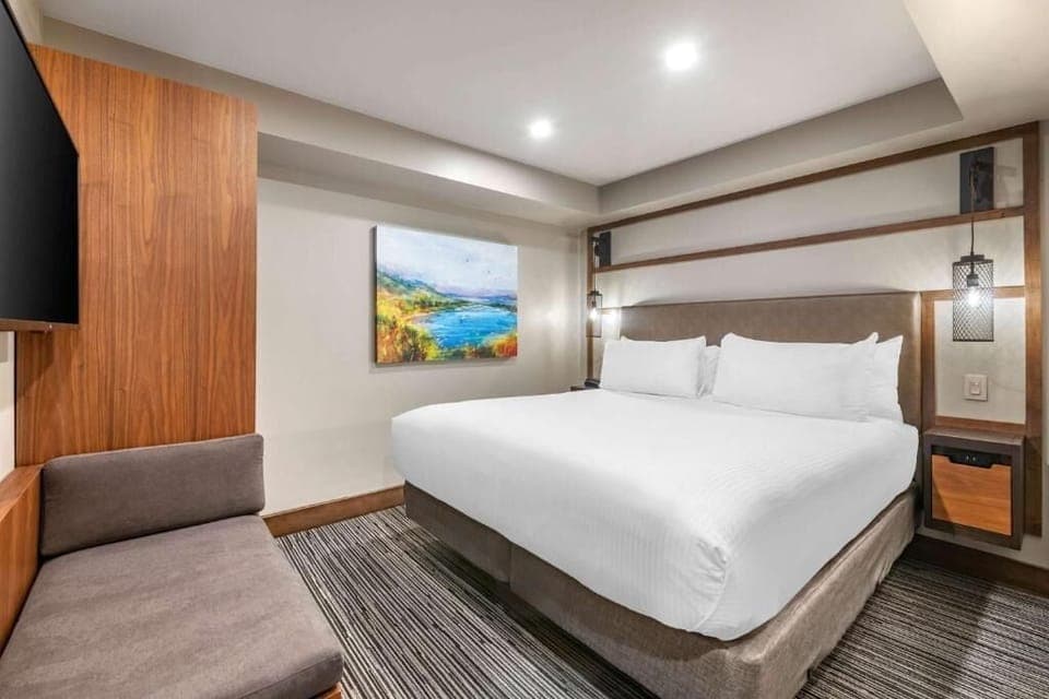 Unit with 2 King size beds. Exact unit will be assigned upon arrival. Views, colors and decor may vary.