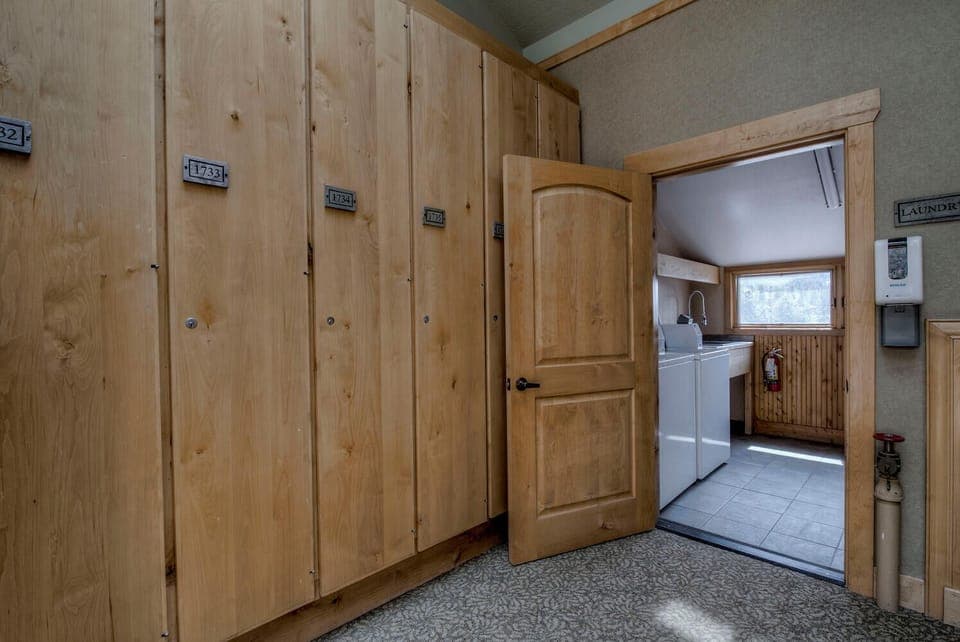 Ski lockers and communal laundry