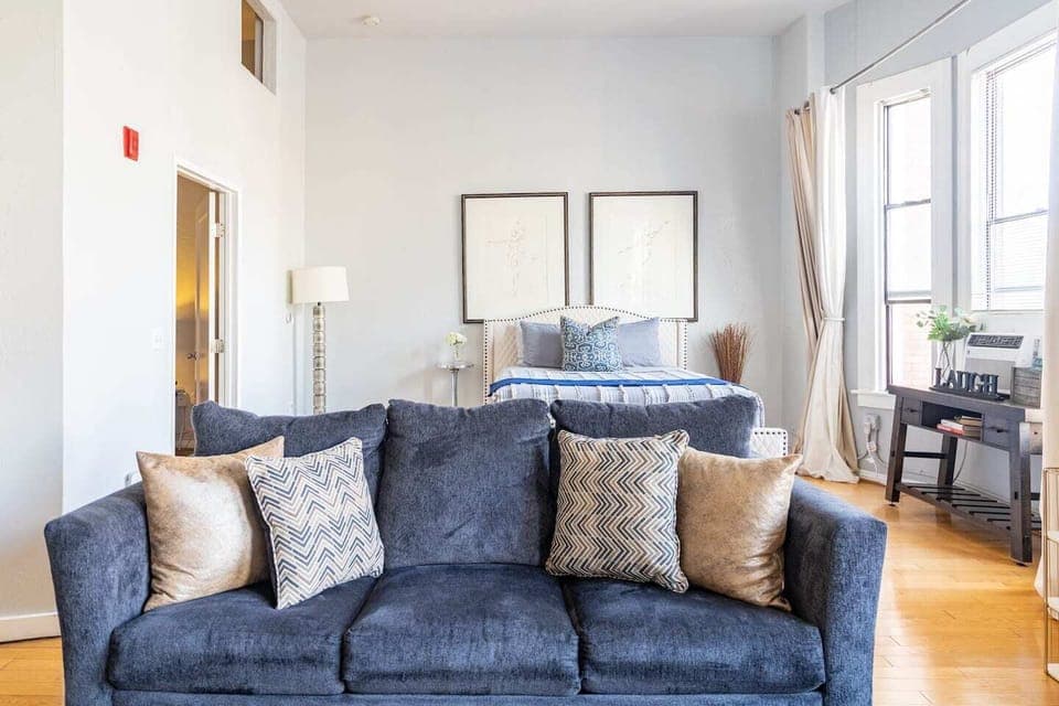 Welcome to your Downtown San Diego 700 sq ft (1bd/1ba) unit with high ceilings, strong Wifi and parking for (1) vehicle.  There are a total of (3) beds.  Sit back and relax in the living room area that includes (1) Queen Bed & (1) Sofa Bed and is int