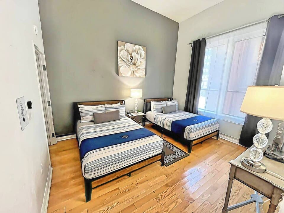 Welcome to your Downtown San Diego 700 sq ft (2bdrm/1ba) unit with high ceilings, strong Wifi and parking for (1) vehicle.  There are a total of (4) beds.  BEDROOM No. 1: Includes (2) Full beds with all pillows, linens and blankets as well as a 50 inch ROKU Smart TV