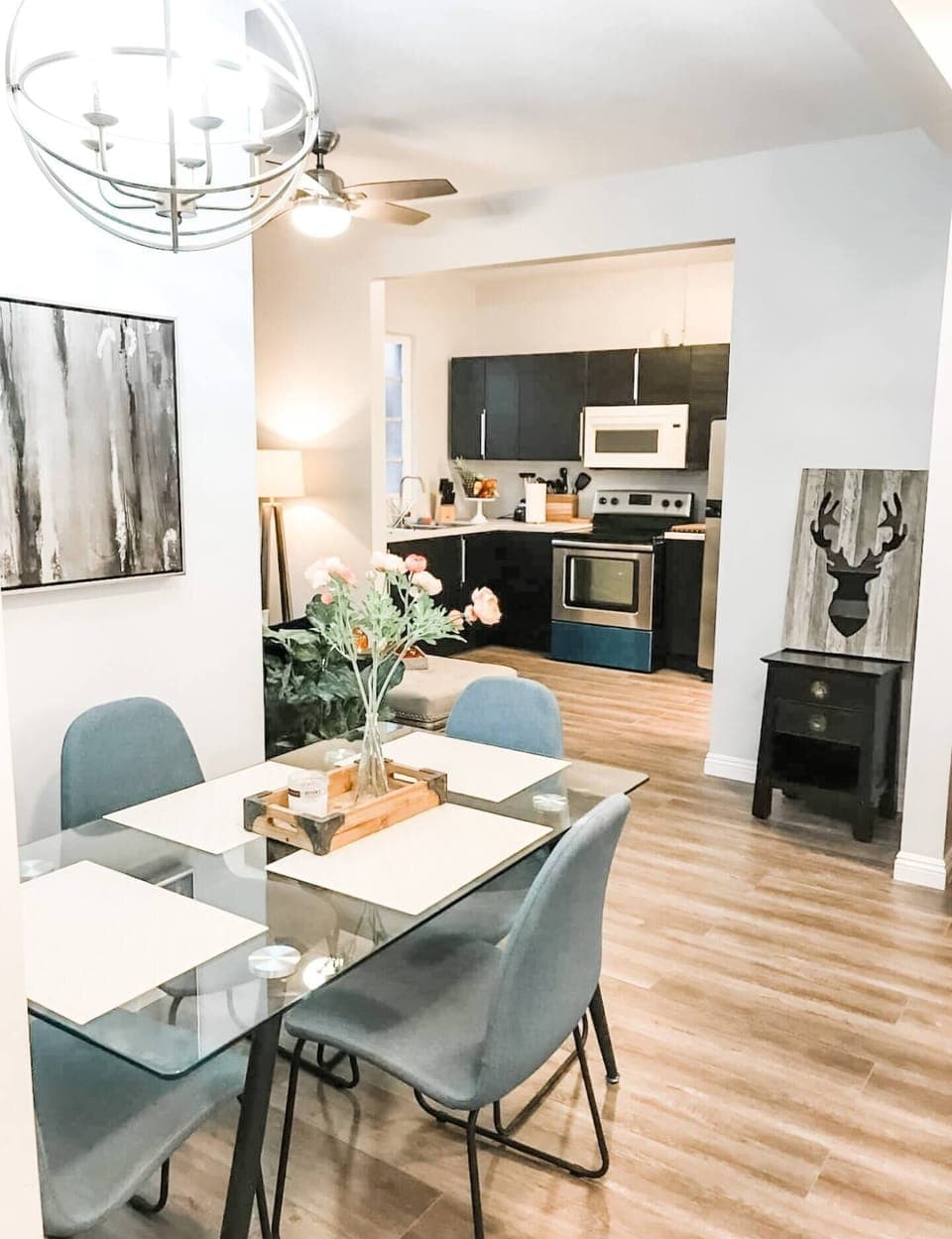 Welcome to your Downtown San Diego 500 sq ft (2bd/1ba) unit with Full Kitchen, Dining area, Wifi and parking for (1) vehicle.  Sit back and relax in the living room area that includes (1) sofa bed and (1) futon as well as a ROKU Smart TV