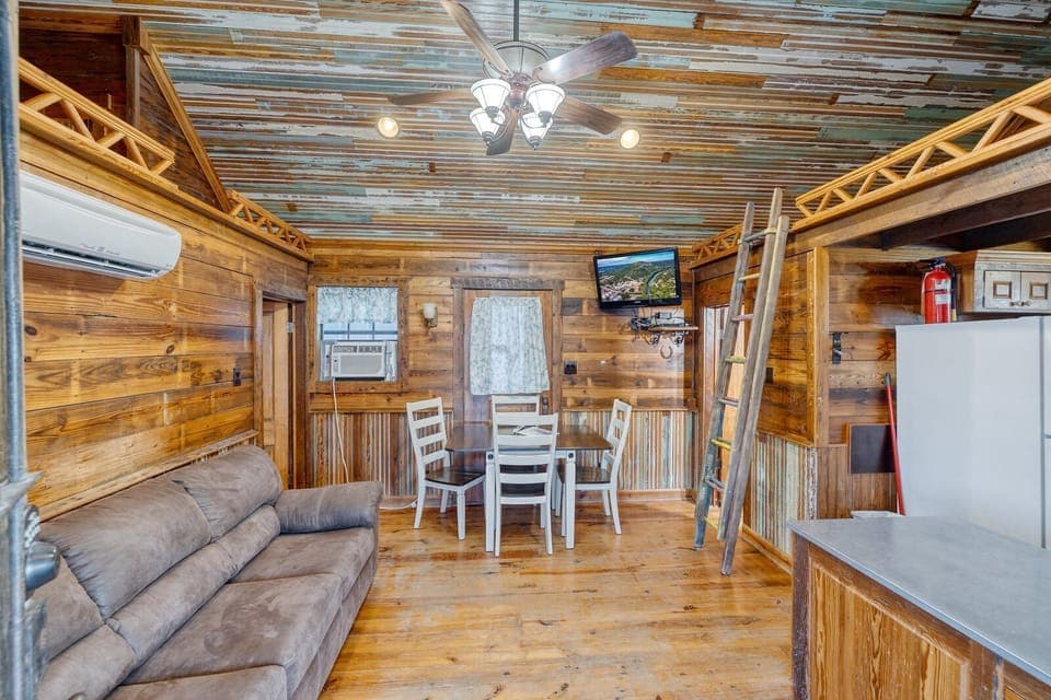 Combined living / dining