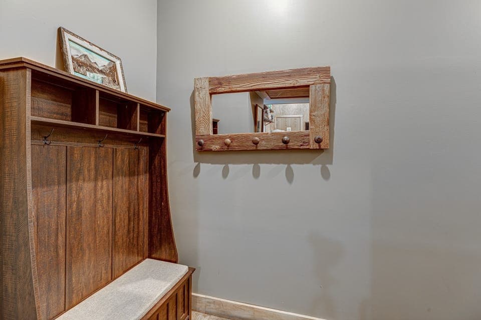 Hang up your things on the coat rack in the entryway