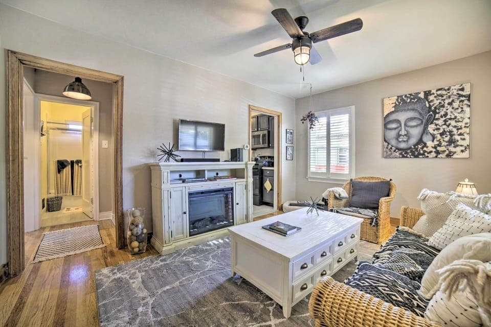 Living Room | Smart TV | Central A/C | Towels & Linens