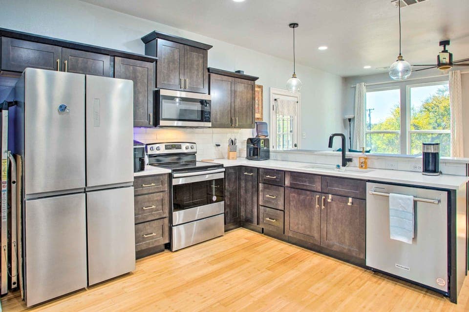 Kitchen | Cooking Basics | Spices | Paper Towels/Trash Bags Provided