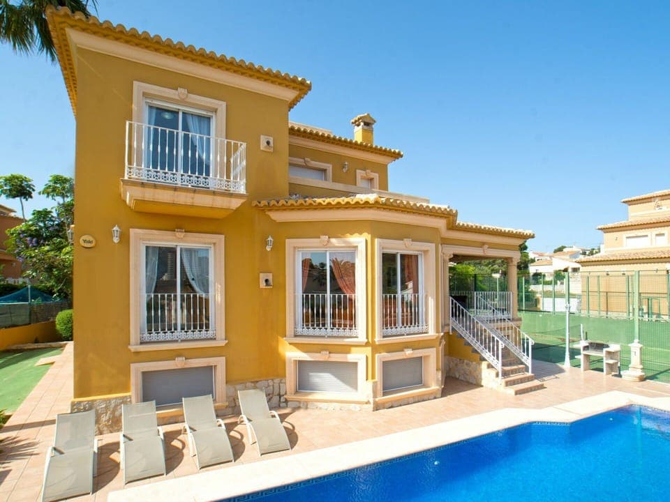 Water, Building, Property, Sky, Plant, Window, Swimming Pool, House, Leisure, Cottage