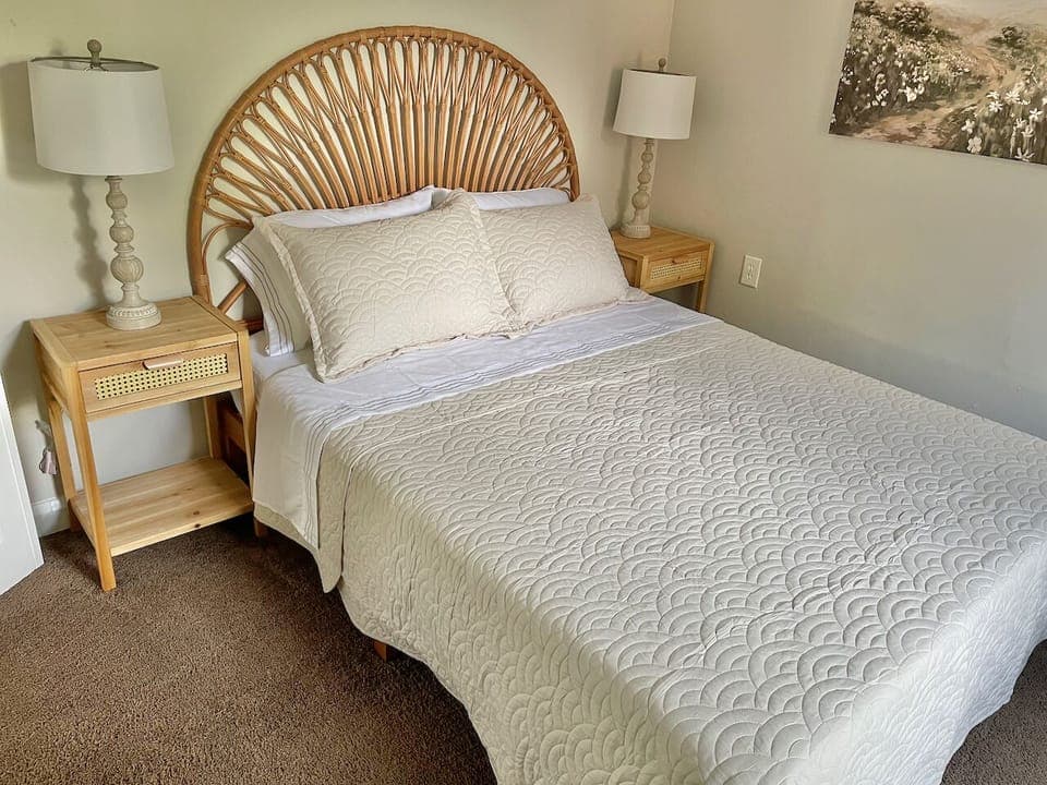 Queen bed - 1st Floor Bedroom