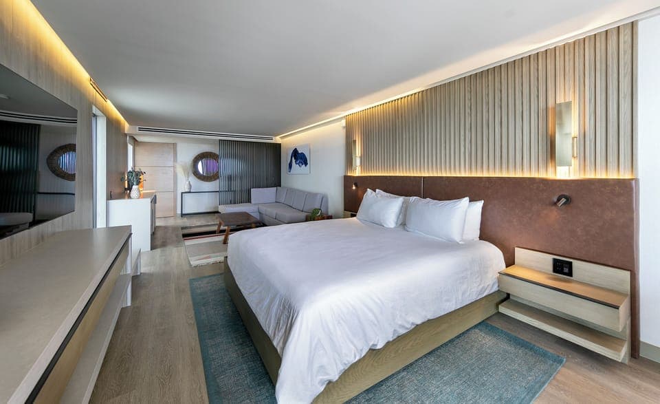 Unit w/ King Size Bed. Exact unit will be assigned upon arrival.  
Views, colors, and decor may vary.