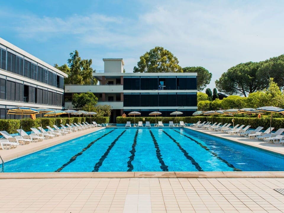 Water, Plant, Cloud, Building, Daytime, Property, Sky, Swimming Pool, Window, Azure