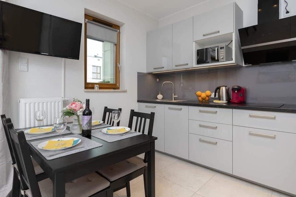 Fully equipped kitchenette. 