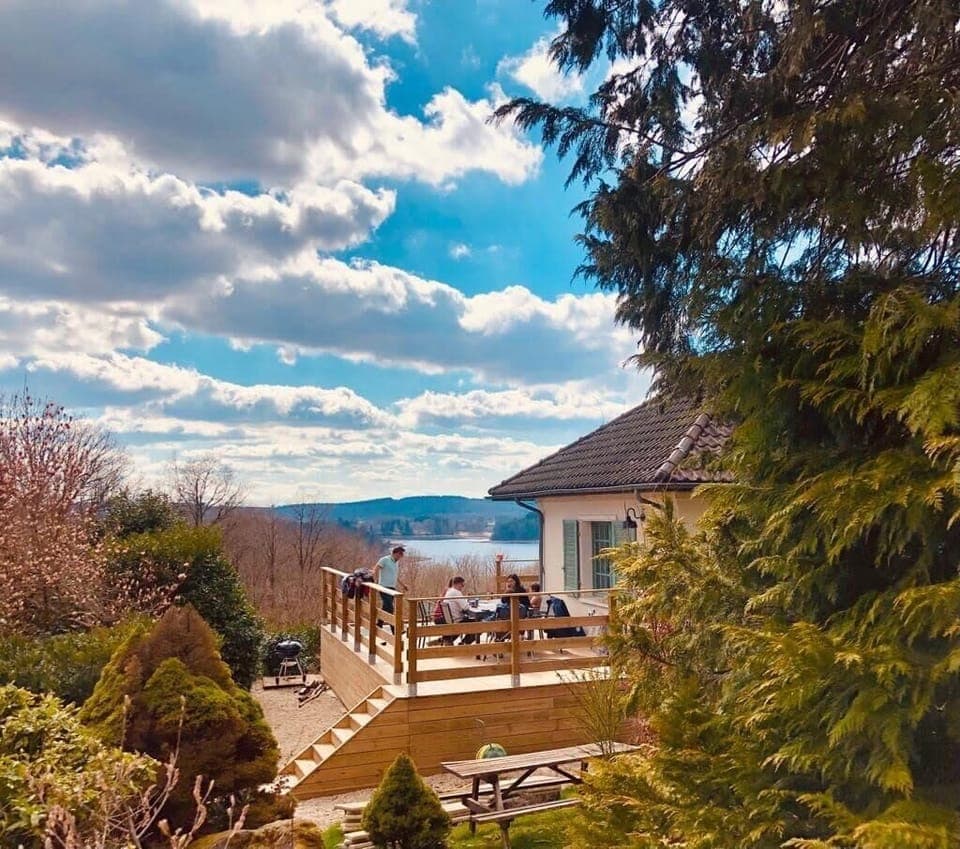 Terrasse avec jacuzzi et vue sur lac 