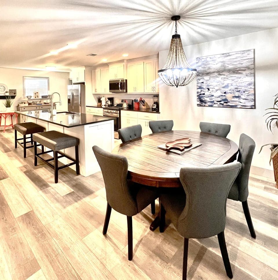 Whip up grub, share laughs. Open kitchen, easy vibes.