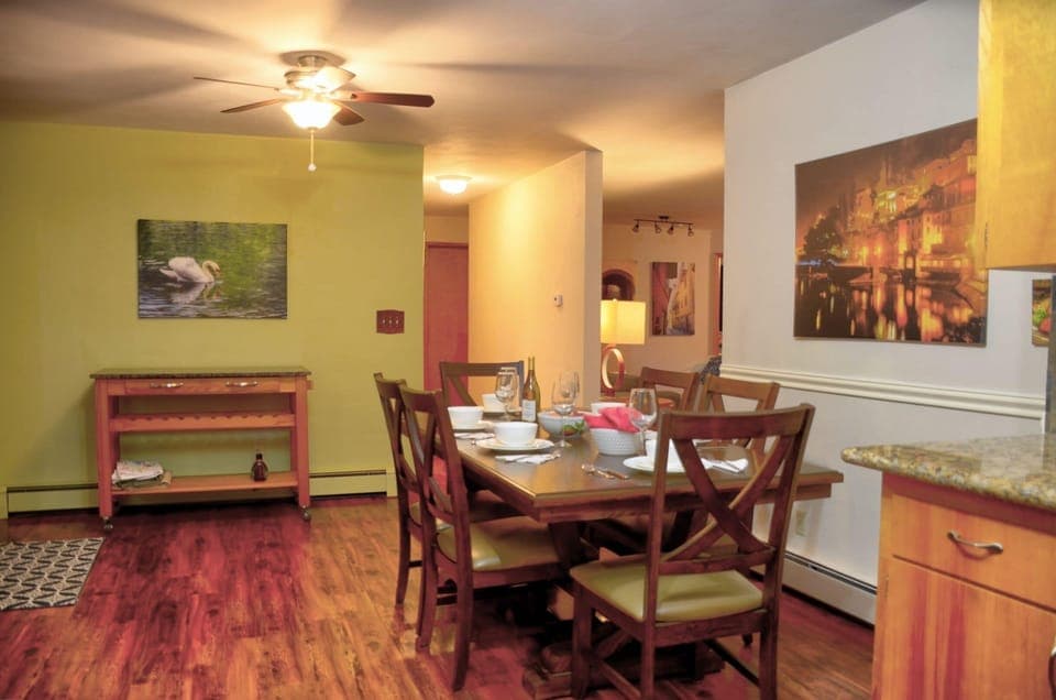 Table for six (6) & spacious gourmet kitchen. Plates, bowls and utensils for 8!