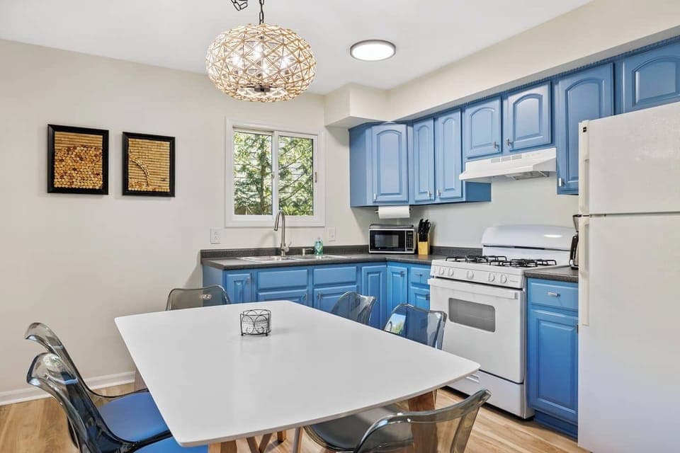 Dine in Kitchen in bottom unit