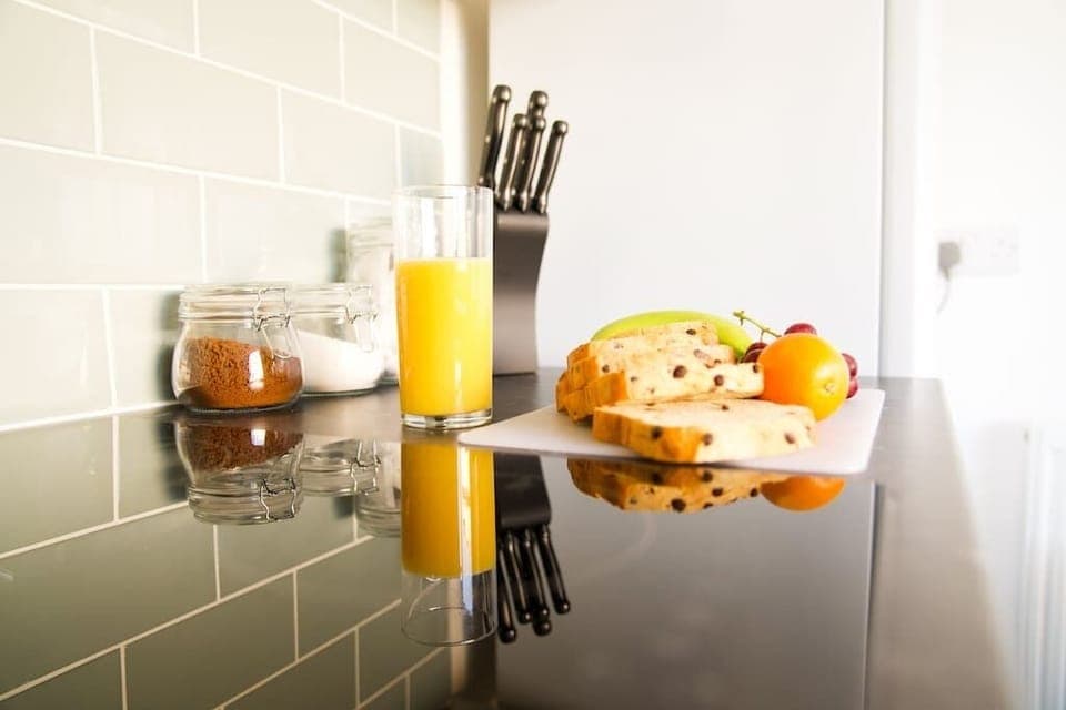 Fully equpped kitchen, oven, hob, washing machine, mircrowave