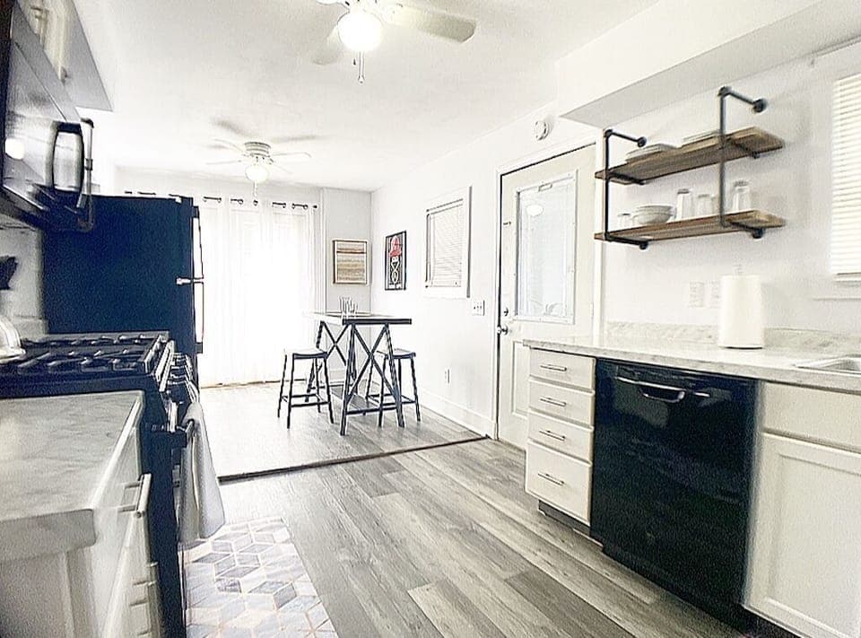 Fully quipped kitchen with dishwasher