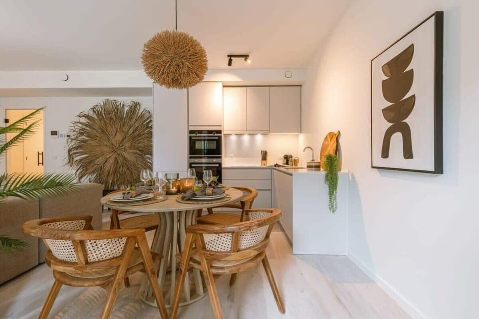 Nicely decorated dining area with fully equiped kitchen