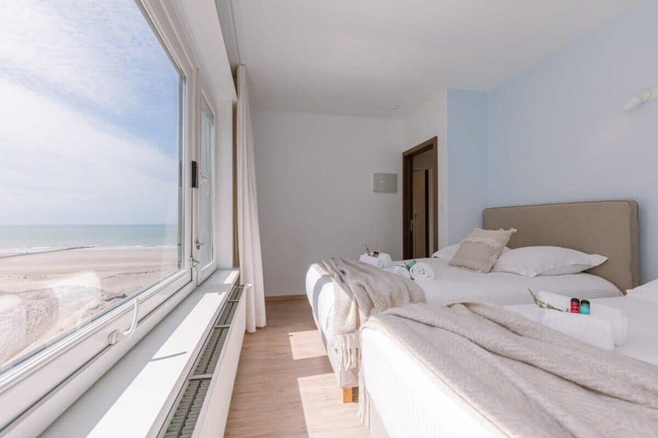Second bedroom with beach view and 2 double beds