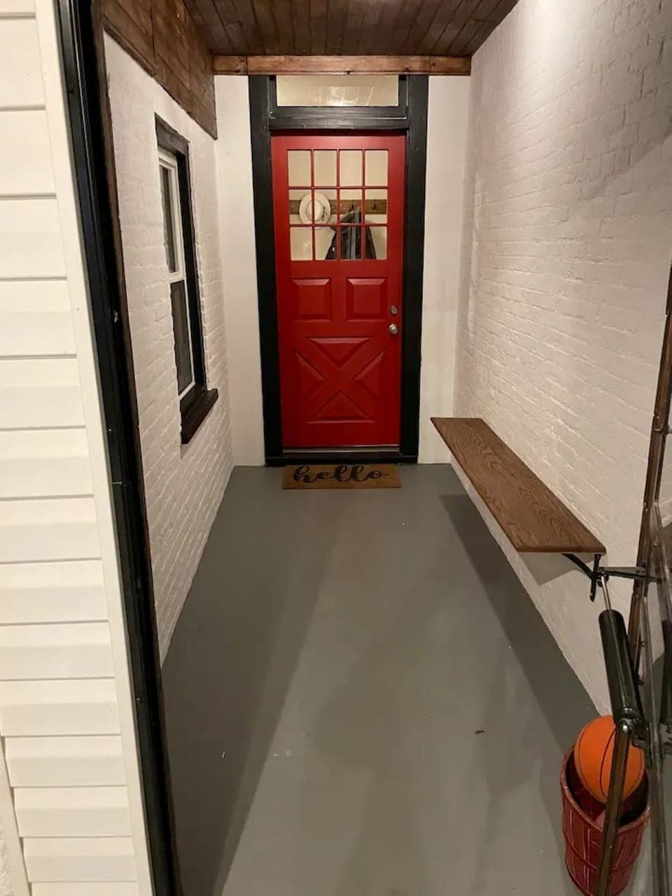 Mud room - house entrance off of porch