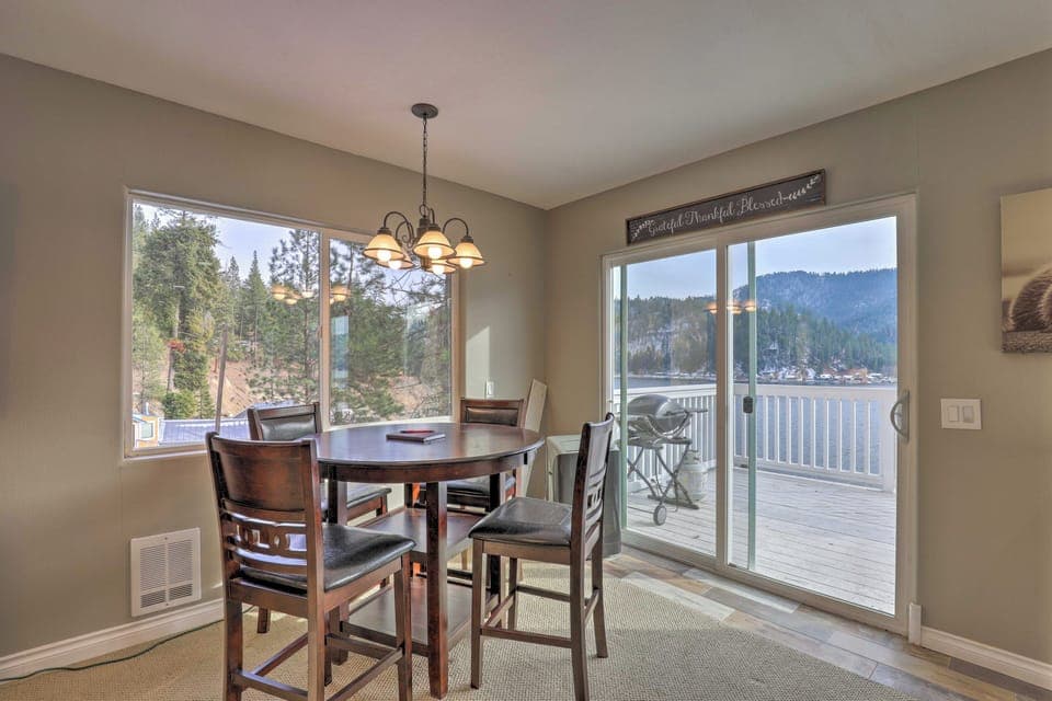 Dining Area | Dishware & Flatware Provided