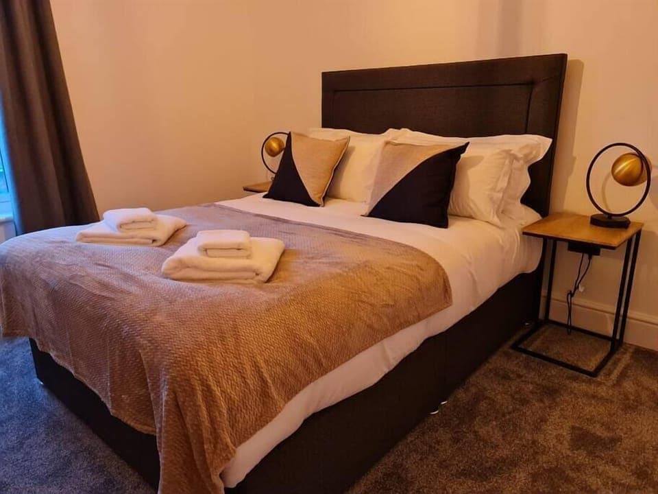 Bedroom 1 King size Bed (4)