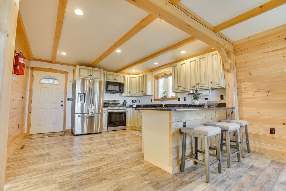This spacious, fully-equipped kitchen has all of the cooking and baking appliances and utensils that you will need to whip up a tasty vacation dish!