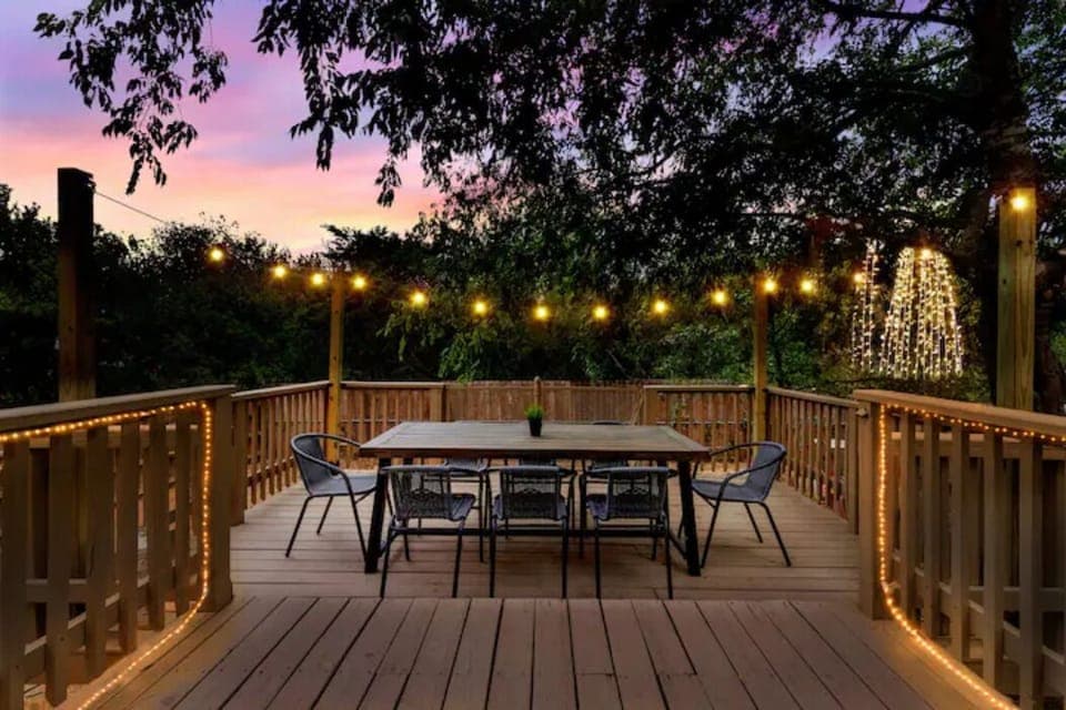 Enjoy BBQ, family dinner, coffee and this beautiful view at twilight on the deck