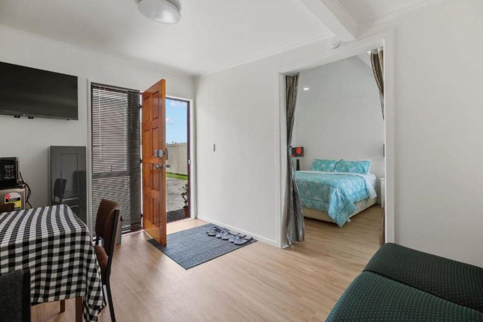 livingroom and bedroom 