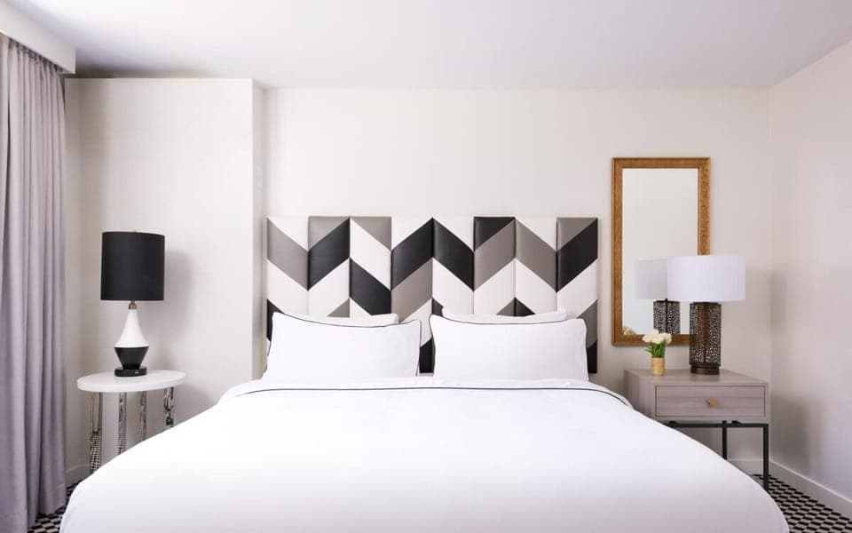 Unit with 1 King or 2 Queen bed. Exact unit will be assigned upon arrival. Views, colors and decor may vary.