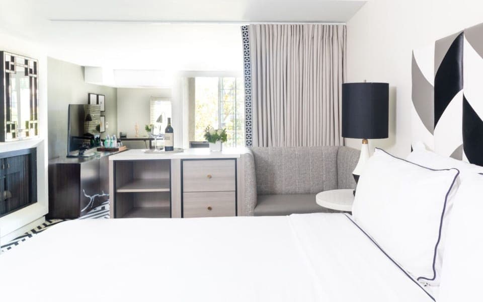 Unit with 1 King size bed. Exact unit will be assigned upon arrival. Views, colors and decor may vary.