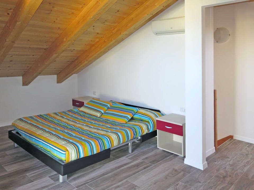 Furniture, Comfort, Wood, Interior Design, Architecture, House, Flooring, Rectangle, Floor, Bed