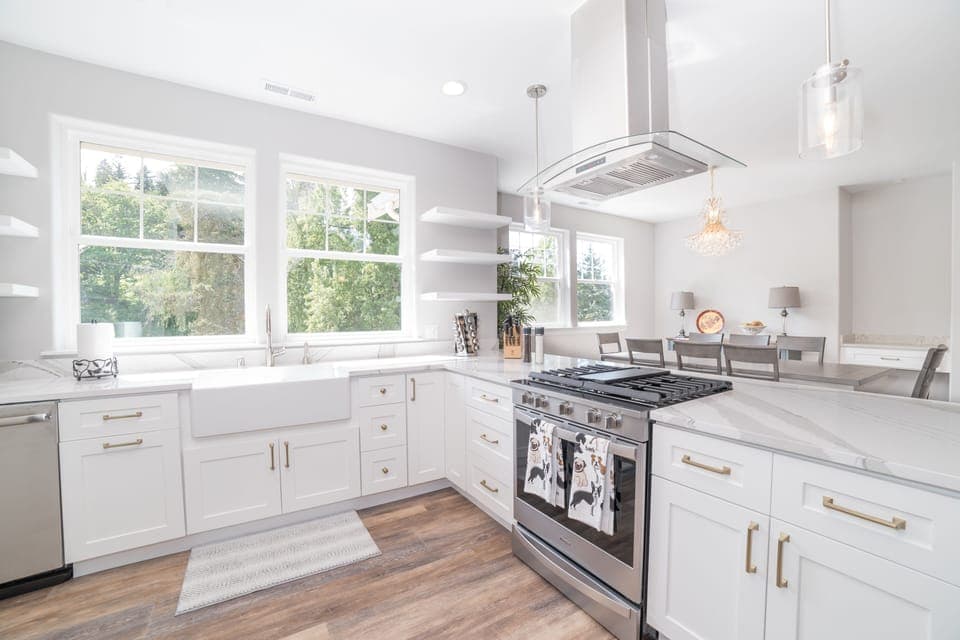Kitchen, gas cook top, electric oven, and lots of natural light. 