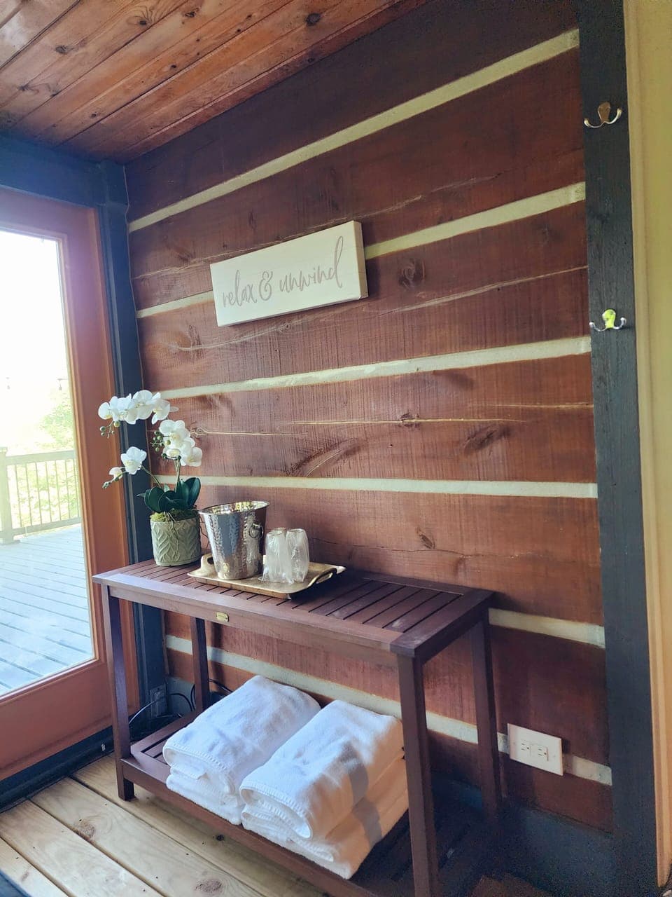 Jacuzzi towel and bar area. 