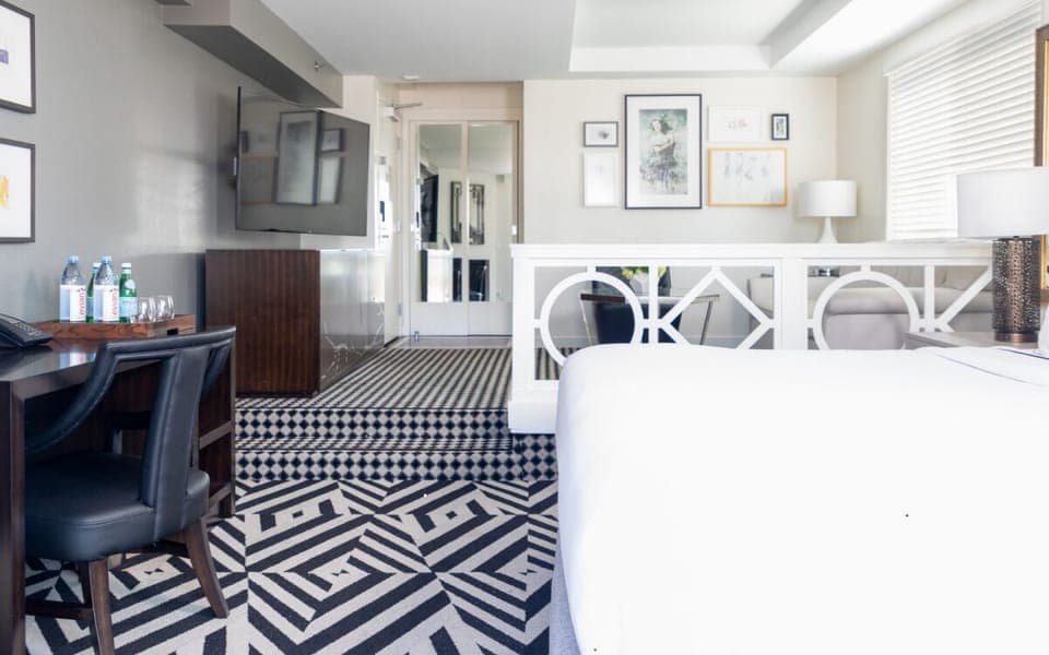 Unit with 1 king-size or queen-size bed. Exact unit will be assigned upon arrival. Views, colors and decor may vary.