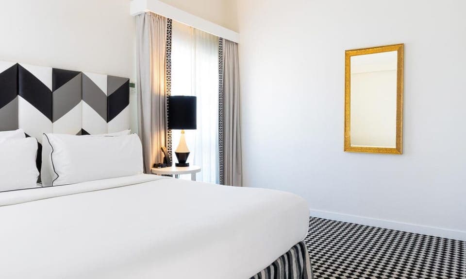 Unit with 1 King size bed. Exact unit will be assigned upon arrival. Views, colors and decor may vary.
