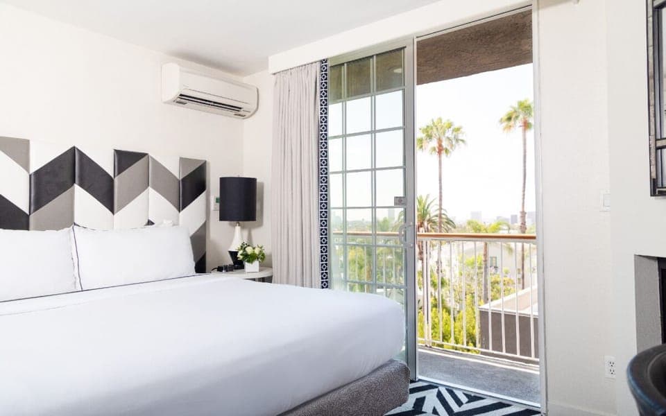 Unit with 1 king-size or queen-size bed. Exact unit will be assigned upon arrival. Views, colors and decor may vary.