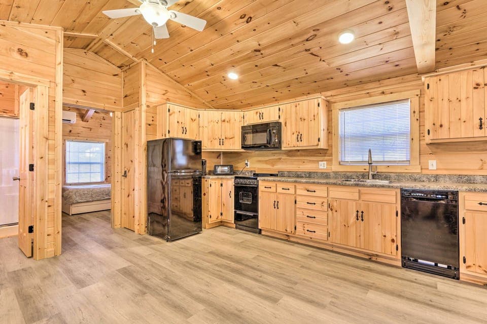 Laurelville Vacation Rental | 2BR | 2BA | Stairs Required | 832 Sq Ft