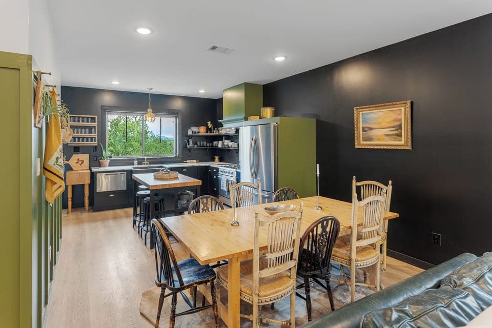 8-person Dining Table, Fully stocked Kitchen, Keurig K-Cups, French Press