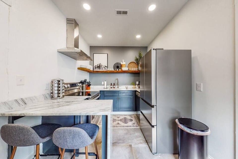 Kitchen: Our modern kitchen offers ample space for you and your loved ones to prepare delicious meals.